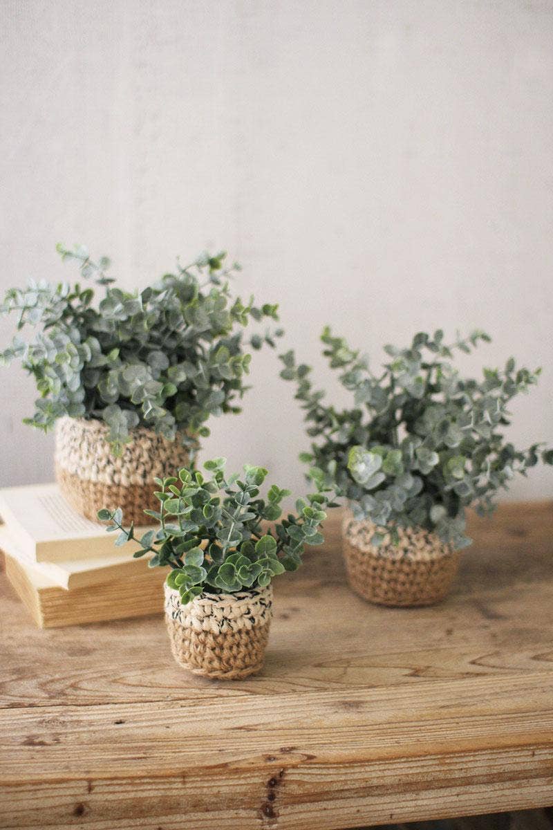 Kalalou - SET OF THREE ARTIFICIAL EUCALYPTUS PLANTS IN WOVEN POTS