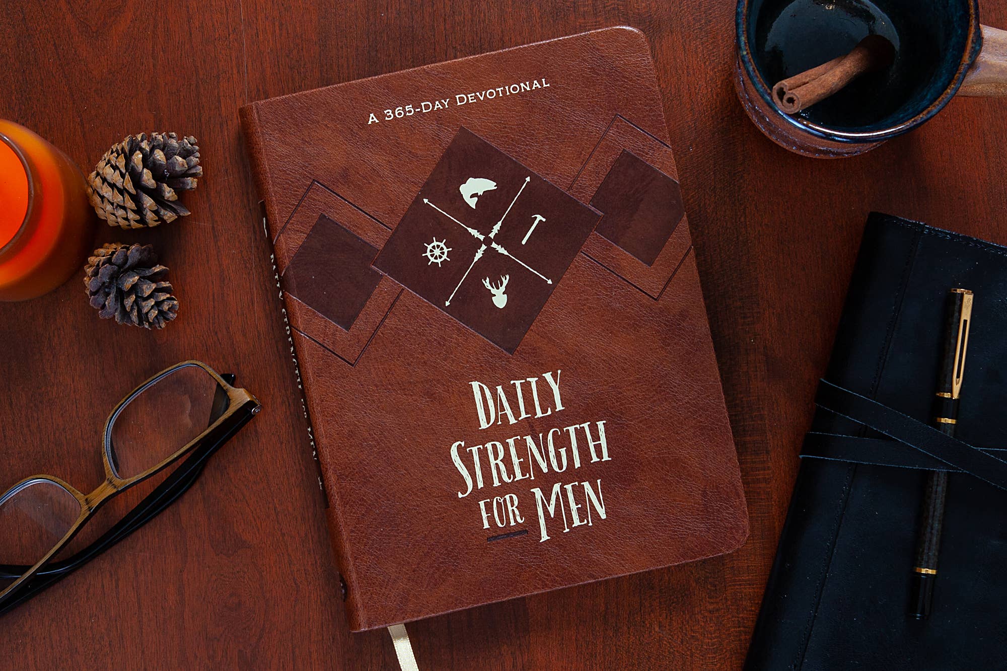 Daily Strength for Men (Devotional, Father's Day Gifts)