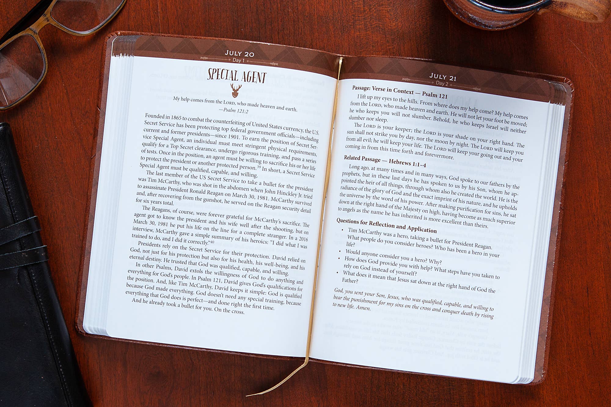 Daily Strength for Men (Devotional, Father's Day Gifts)